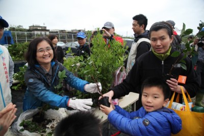 新竹林管處林處長澔貞贈送苗木予民眾(攝影賴佑翔)